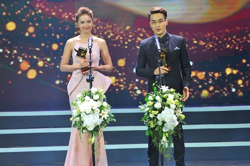 Nữ và nam diễn viên chính xuất sắc phim truyện điện ảnh được thuộc về Ninh Dương Lan Ngọc vai Út Thơm phim “Trúng số” và Nguyễn Thanh Tú vai Hoàng phim “Cầu vồng không sắc”. Ảnh Minh Đức- TTXVN Nữ và nam diễn viên chính xuất sắc phim truyện điện ảnh được thuộc về Ninh Dương Lan Ngọc vai Út Thơm phim “Trúng số” và Nguyễn Thanh Tú vai Hoàng phim “Cầu vồng không sắc”. Ảnh Minh Đức- TTXVN