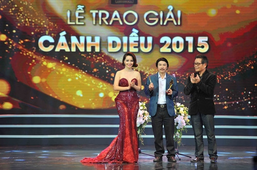 Ban tổ chức trao giải phim và đạo diễn phim hoạt hình xuất sắc nhất cho đạo diễn Ngọc Tuấn với tác phẩm :Mèo trắng và mèo mun" . Ảnh Minh Đức- TTXVN Ban tổ chức trao giải phim và đạo diễn phim hoạt hình xuất sắc nhất cho đạo diễn Ngọc Tuấn với tác phẩm :Mèo trắng và mèo mun" . Ảnh Minh Đức- TTXVN