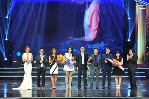 Ban tổ chức trao giải phim truyện truyền hình xuất sắc nhất năm 2015 cho bộ phim "Tuổi thanh xuân" của đạo diễn Nguyễn Khải Anh . Ảnh Minh Đức- TTXVN Ban tổ chức trao giải phim truyện truyền hình xuất sắc nhất năm 2015 cho bộ phim "Tuổi thanh xuân" của đạo diễn Nguyễn Khải Anh . Ảnh Minh Đức- TTXVN