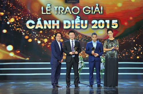 Ban tổ chức trao giải đạo diễn phiem tài liệu và khoa học xuất sắc nhất cho đạo diễn Lương Minh Đức và Vũ Hoàin Nam. Ảnh Minh Đức- TTXVN Ban tổ chức trao giải đạo diễn phiem tài liệu và khoa học xuất sắc nhất cho đạo diễn Lương Minh Đức và Vũ Hoàin Nam. Ảnh Minh Đức- TTXVN