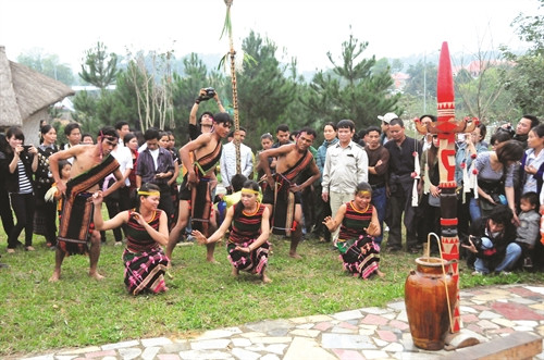 Một nghi thức trong Lễ kết nghĩa anh em của đồng bào M'Nông và Ê-đê