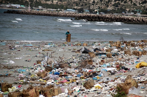 Bãi biển phía Nam xã Phước Diêm, huyện Thuận Nam trở thành bãi rác. Bãi biển phía Nam xã Phước Diêm, huyện Thuận Nam trở thành bãi rác.