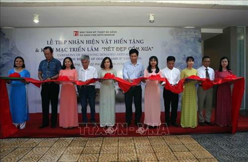 Đại biểu cắt băng khai mạc triển lãm “Nét đẹp gốm xưa”. Ảnh: Trần Lê Lâm - TTXVN Đại biểu cắt băng khai mạc triển lãm “Nét đẹp gốm xưa”. Ảnh: Trần Lê Lâm - TTXVN