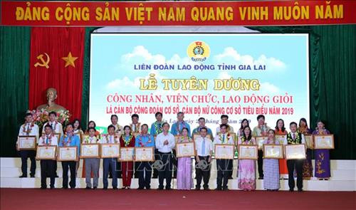 Các công nhân, viên chức, lao động giỏi được tuyên dương, tặng bằng khen tại buổi Lễ. Ảnh: Hoài Nam - TTXVN Các công nhân, viên chức, lao động giỏi được tuyên dương, tặng bằng khen tại buổi Lễ. Ảnh: Hoài Nam - TTXVN