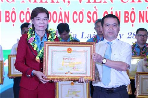 Lãnh đạo tỉnh Gia Lai trao bằng khen cho công nhân, viên chức, lao động giỏi tại buổi Lễ. Ảnh: Hoài Nam – TTXVN Lãnh đạo tỉnh Gia Lai trao bằng khen cho công nhân, viên chức, lao động giỏi tại buổi Lễ. Ảnh: Hoài Nam – TTXVN