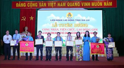 Lãnh đạo tỉnh Gia Lai trao bằng khen và cờ thi đua của Tổng Liên đoàn Lao động Việt Nam cho các tập thể, cá nhân tại buổi Lễ. Ảnh: Hoài Nam – TTXVN Lãnh đạo tỉnh Gia Lai trao bằng khen và cờ thi đua của Tổng Liên đoàn Lao động Việt Nam cho các tập thể, cá nhân tại buổi Lễ. Ảnh: Hoài Nam – TTXVN