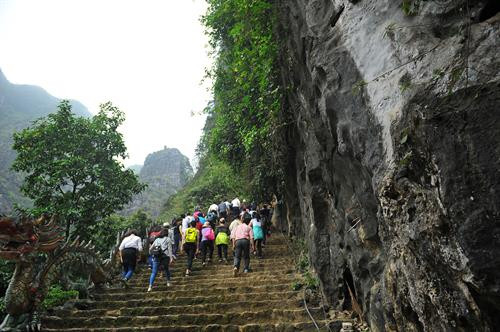 Đường dẫn lên đỉnh núi Múa là những bậc thang nối nhau giống như Vạn Lý Tường Thành . Ảnh: Minh Đức - TTXVN Đường dẫn lên đỉnh núi Múa là những bậc thang nối nhau giống như Vạn Lý Tường Thành . Ảnh: Minh Đức - TTXVN
