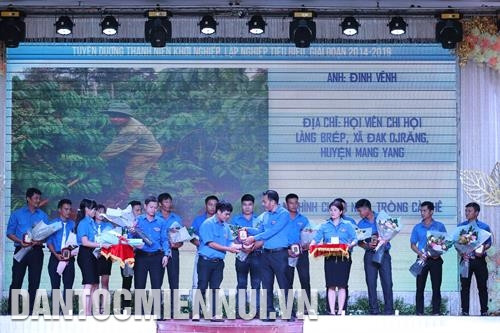 Tỉnh đoàn Gia Lai trao phần thưởng tuyên dương thanh niên khởi nghiệp lập nghiệp tiêu biểu cho anh Đinh Vênh ở làng Brếp, xã Đak Djrăng, huyện Mang Yang (Gia Lai) với mô hình trồng cà phê. Ảnh: Hoàng Hà