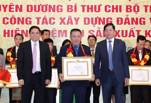 Đồng chí Phạm Minh Chính, Ủy viên Bộ Chính trị, Bí thư Trung ương Đảng, Trưởng Ban Tổ chức Trung ương và đồng chí Phạm Viết Thanh, Ủy viên Trung ương Đảng, Bí thư Đảng ủy Khối doanh nghiệp Trung ương trao tặng Bằng khen cho các Bí thư Chi bộ tiêu biểu. Ảnh: An Đăng – TTXVN