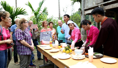 Giới thiệu món ăn đặc trưng tới du khách.