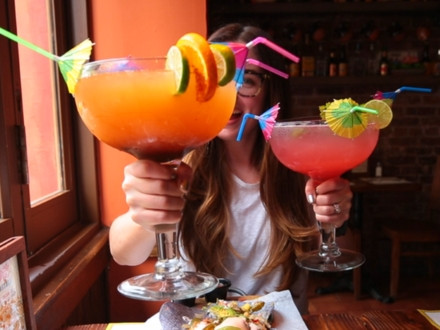 Khẩu phần đồ ăn, thức uống tại các nhà hàng ở Mỹ lớn hơn nhiều so với ở châu Âu. Nhiều người nước ngoài rất ngạc nhiên khi tại Mỹ có rất nhiều cơ sở, địa điểm sử dụng loại hình dịch vụ Drive-Thru (lái xe đi qua, không cần xuống xe mà vẫn mua được hàng). Các du khách thấy khó hiểu khi đi đến đâu cũng thấy những biển quảng cáo về luật sư như thế này. Nhiều quảng cáo thuốc khiến họ khiếp sợ. Một du khách cho hay: “Ngồi trong phòng khách sạn tại Vegas và nghe một loạt các tác dụng phụ của một số loại thuốc, tôi không hiểu sao mọi người có thể uống mấy loại thuốc này. Có loại thuốc, tôi không nhớ cụ thể nhưng chắc chắn “tử vong” không phải... do tác dụng phụ”. Nhiều người đồng tình rằng số lượng sóc tại Mỹ quá nhiều, và lũ sóc còn bạo dạn đến đáng sợ. Dù biết Mỹ là một quốc gia rất rộng lớn, nhưng kích thước nhà cửa, đường xá, bãi đỗ xe vẫn khiến nhiều người choáng ngợp khi so với châu Âu. Một du khách cho hay: “Tôi xem TV và thấy ngạc nhiên khi ở Mỹ có những khu nhà liền kề lớn như vậy. Tôi cứ tưởng những người sống ở đó rất giàu có nhưng hóa ra đây chỉ là loại nhà tiêu chuẩn ở vùng ngoại ô.” Kích thước to lớn của nước Mỹ khiến nhiều du khách choáng váng. “Phải mất một thời gian tôi mới nhận ra là mình không thể lái xe từ thành phố New York đến hẻm núi Grand Canyon chỉ trong một ngày” – một du khách bày tỏ. Người Mỹ dường như thân thiện hơn nhiều so với các nước khác, thậm chí quá thân thiện đến mức gây khó chịu. Một du khách kể lại: “Bố mẹ tôi bị lạc và phải hỏi đường, sau 5 phút, có tới 20 người tươi cười vây quanh họ và cố giúp đỡ. Một số còn đề nghị lái xe đưa bố mẹ tôi về khách sạn". Ở châu Âu, các buồng vệ sinh được ngăn cách rõ ràng và có cửa sát đất. Còn ở Mỹ, khoảng trống của cửa buồng vệ sinh khiến nhiều người không thoải mái và có cảm giác như có ai đó đang theo dõi mình. Khách du lịch không biết nhiều về các loại thuế ở Mỹ, và đó là lý do mỗi khi mua hàng, họ lại phàn nàn vì phải trả nhiều tiền hơn so với giá được ghi trên sản phẩm. Khẩu phần đồ ăn, thức uống tại các nhà hàng ở Mỹ lớn hơn nhiều so với ở châu Âu. Nhiều người nước ngoài rất ngạc nhiên khi tại Mỹ có rất nhiều cơ sở, địa điểm sử dụng loại hình dịch vụ Drive-Thru (lái xe đi qua, không cần xuống xe mà vẫn mua được hàng). Các du khách thấy khó hiểu khi đi đến đâu cũng thấy những biển quảng cáo về luật sư như thế này. Nhiều quảng cáo thuốc khiến họ khiếp sợ. Một du khách cho hay: “Ngồi trong phòng khách sạn tại Vegas và nghe một loạt các tác dụng phụ của một số loại thuốc, tôi không hiểu sao mọi người có thể uống mấy loại thuốc này. Có loại thuốc, tôi không nhớ cụ thể nhưng chắc chắn “tử vong” không phải... do tác dụng phụ”. Nhiều người đồng tình rằng số lượng sóc tại Mỹ quá nhiều, và lũ sóc còn bạo dạn đến đáng sợ. Dù biết Mỹ là một quốc gia rất rộng lớn, nhưng kích thước nhà cửa, đường xá, bãi đỗ xe vẫn khiến nhiều người choáng ngợp khi so với châu Âu. Một du khách cho hay: “Tôi xem TV và thấy ngạc nhiên khi ở Mỹ có những khu nhà liền kề lớn như vậy. Tôi cứ tưởng những người sống ở đó rất giàu có nhưng hóa ra đây chỉ là loại nhà tiêu chuẩn ở vùng ngoại ô.” Kích thước to lớn của nước Mỹ khiến nhiều du khách choáng váng. “Phải mất một thời gian tôi mới nhận ra là mình không thể lái xe từ thành phố New York đến hẻm núi Grand Canyon chỉ trong một ngày” – một du khách bày tỏ. Người Mỹ dường như thân thiện hơn nhiều so với các nước khác, thậm chí quá thân thiện đến mức gây khó chịu. Một du khách kể lại: “Bố mẹ tôi bị lạc và phải hỏi đường, sau 5 phút, có tới 20 người tươi cười vây quanh họ và cố giúp đỡ. Một số còn đề nghị lái xe đưa bố mẹ tôi về khách sạn". Ở châu Âu, các buồng vệ sinh được ngăn cách rõ ràng và có cửa sát đất. Còn ở Mỹ, khoảng trống của cửa buồng vệ sinh khiến nhiều người không thoải mái và có cảm giác như có ai đó đang theo dõi mình. Khách du lịch không biết nhiều về các loại thuế ở Mỹ, và đó là lý do mỗi khi mua hàng, họ lại phàn nàn vì phải trả nhiều tiền hơn so với giá được ghi trên sản phẩm.