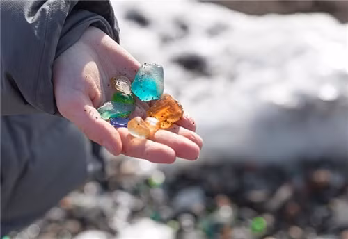 Những viên đá thủy tinh lấp lánh dưới nắng