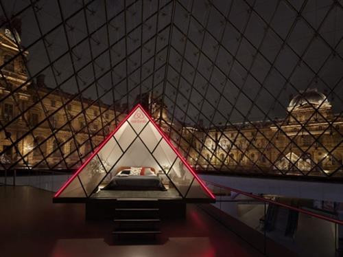 Phòng ngủ bên dưới biểu tượng kim tự tháp ở bảo tàng Louvre. Ảnh: AFP Phòng ngủ bên dưới biểu tượng kim tự tháp ở bảo tàng Louvre. Ảnh: AFP