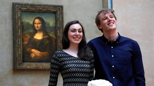 Daniela Molinari và Adam Watson tại bảo tàng nghệ thuật nổi tiếng Louvre. Ảnh: Reuters Daniela Molinari và Adam Watson tại bảo tàng nghệ thuật nổi tiếng Louvre. Ảnh: Reuters