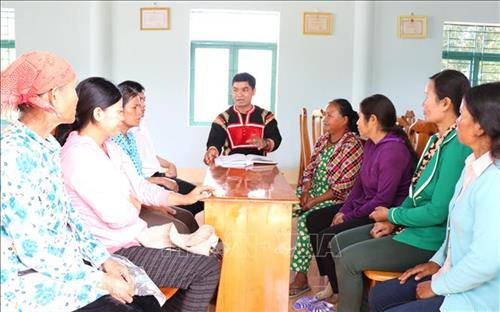 Anh Rah Lan Lal, Phó Bí thư Đảng ủy xã Ia Tul (ngồi giữa) tuyên truyền đường lối, chủ trương của Đảng, pháp luật của Nhà nước đến với nhân dân địa phương. Ảnh: Hồng Điệp - TTXVN Anh Rah Lan Lal, Phó Bí thư Đảng ủy xã Ia Tul (ngồi giữa) tuyên truyền đường lối, chủ trương của Đảng, pháp luật của Nhà nước đến với nhân dân địa phương. Ảnh: Hồng Điệp - TTXVN