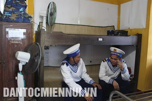 Cán bộ, chiến sĩ hải quân tại đảo Trường Sa lớn tham gia lễ duyệt binh chào mừng kỷ niệm 43 năm ngày giải phóng miền Nam, thống nhất đất nước (30/4/1975 - 30/4/2018) và ngày giải phóng Trường Sa (29/4/1975). Ảnh: Ngô Tâm Các diễn viên Đoàn nghệ thuật Trưng Vương (thành phố Đà Nẵng) .giao lưu văn nghệ cùng các chiến sỹ hải quân ở đảo Đá Lát. Ảnh: Ngô Tâm Tâm sự của các chiến sĩ hải quân trên đảo Đá Thị. Ảnh: Ngô Tâm Màu xanh trên đảo Sinh Tồn Đông. Ảnh: Ngô Tâm Thế hệ tương lai của đảo Trường Sa lớn. Ảnh: Ngô Tâm