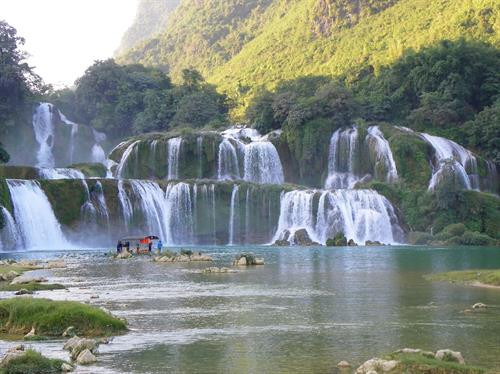 Thác Bản Giốc - thắng cảnh đẹp nằm trong Công viên địa chất Non nước Cao Bằng. Thác Bản Giốc - thắng cảnh đẹp nằm trong Công viên địa chất Non nước Cao Bằng.