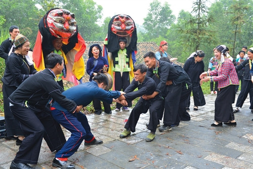 Trò chơi dân gian của người Nùng dịp đầu xuân. Ảnh: Phạm Lự
