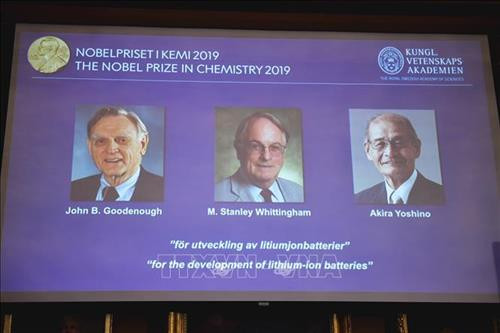 Chân dung ba nhà khoa học giành giải Nobel Hóa học năm 2019 gồm John B.Goodenough (người Mỹ), M.Stanley Wittingham (người Anh) và Akira Yoshino (người Nhật Bản). Ảnh: TTXVN phát Chân dung ba nhà khoa học giành giải Nobel Hóa học năm 2019 gồm John B.Goodenough (người Mỹ), M.Stanley Wittingham (người Anh) và Akira Yoshino (người Nhật Bản). Ảnh: TTXVN phát