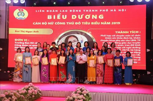 Trao Bằng khen cho các cán bộ nữ công Thủ đô tiêu biểu năm 2019. Ảnh: Nhật Lệ - TTXVN