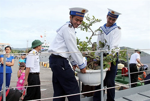 Đưa mai vượt sóng ra Trường Sa