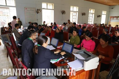 Ngân hàng Chính sách xã hội huyện Quế Phong luôn tạo điều kiện tốt nhất để bà con dân tộc thiểu số được vay vốn phát triển kinh tế gia đình. Ảnh: Nam Sương