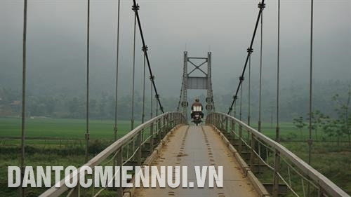 Những cây cầu treo được xây dựng, nối liền giao thông giữa các bản làng xa xôi với trung tâm huyện Quế Phong. Ảnh: Nam Sương