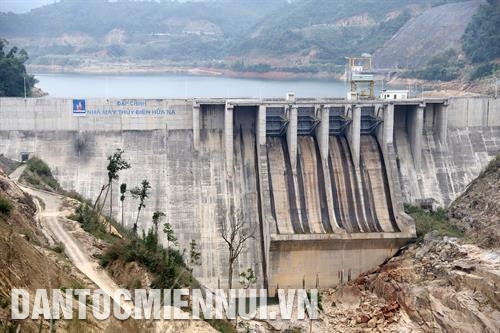 Nhà máy thủy điện Hủa Na ở huyện Quế Phong đi vào hoạt động, góp phần bảo đảm an ninh năng lượng quốc gia, tạo sự chuyển biến về nhiều mặt trên địa bàn miền Tây Nghệ An. Ảnh: Nam Sương