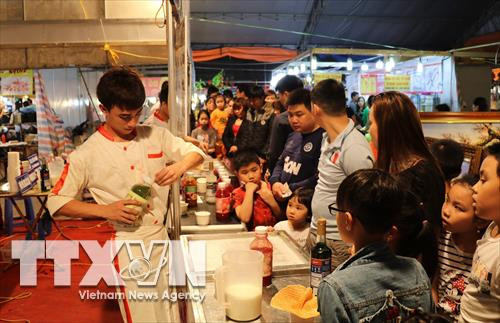 Hội chợ thu hút rất đông khách tham quan. Ảnh: Ninh Đức Phương - TTXVN Hội chợ thu hút rất đông khách tham quan. Ảnh: Ninh Đức Phương - TTXVN