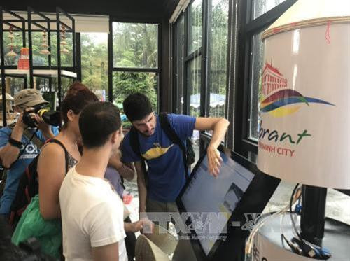 Du khách nước ngoài dễ dàng tra cứu thông tin du lịch bằng công nghệ hiện đại sau khi Trung tâm Xúc tiến Du lịch Thành phố Hồ Chí Minh đưa vào hoạt động hai Trạm Thông tin và Hỗ trợ khách du lịch tại Công viên Bến Bạch Đằng và Khu B, Công viên 23/9 (Quận 1) vào đầu tháng 8/2017 vừa qua. Ảnh: Gia Thuận – TTXVN Du khách nước ngoài dễ dàng tra cứu thông tin du lịch bằng công nghệ hiện đại sau khi Trung tâm Xúc tiến Du lịch Thành phố Hồ Chí Minh đưa vào hoạt động hai Trạm Thông tin và Hỗ trợ khách du lịch tại Công viên Bến Bạch Đằng và Khu B, Công viên 23/9 (Quận 1) vào đầu tháng 8/2017 vừa qua. Ảnh: Gia Thuận – TTXVN
