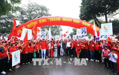 Các đại biểu tham gia đi bộ hưởng ứng chương trình “Chung sức vì nhân đạo”, phát động “Tháng nhân đạo” năm 2018, kỷ niệm Ngày chữ Thập đỏ -Trăng lưỡi liềm đỏ Quốc tế (8/5). Ảnh: TTXVN Các đại biểu tham gia đi bộ hưởng ứng chương trình “Chung sức vì nhân đạo”, phát động “Tháng nhân đạo” năm 2018, kỷ niệm Ngày chữ Thập đỏ -Trăng lưỡi liềm đỏ Quốc tế (8/5). Ảnh: TTXVN