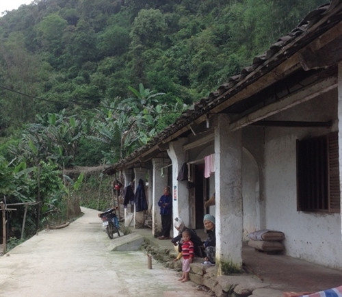 Dãy nhà trình tường của người Dao Tiền tại xóm Bản Chang.