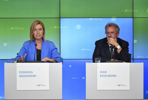 Cao ủy EU phụ trách chính sách an ninh và đối ngoại Federica Mogherini (trái) và Ngoại trưởng Luxembourg Jean Asselborn tại Hội nghị Ngoại trưởng EU diễn ra ở Luxembourg, ngày 5/9. AFP/ TTXVN