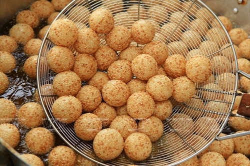Bánh chín được vớt lên để cho ráo dầu. Bánh chín được vớt lên để cho ráo dầu.