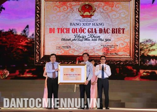 Nghệ nhân người Chăm Phú Yên trình diễn dệt thổ cẩm. Ảnh: Phạm Cường Nhân dịp này, Phó Thủ tướng Chính phủ Vũ Đức Đam đã trao Bằng di tích Quốc gia đặc biệt đối với Di tích kiến trúc nghệ thuật Tháp Nhạn. Đây là di tích thuộc nền văn hóa Champa có niên đại từ thế kỷ XI ở thành phố Tuy Hòa. Ảnh: Phạm Cường