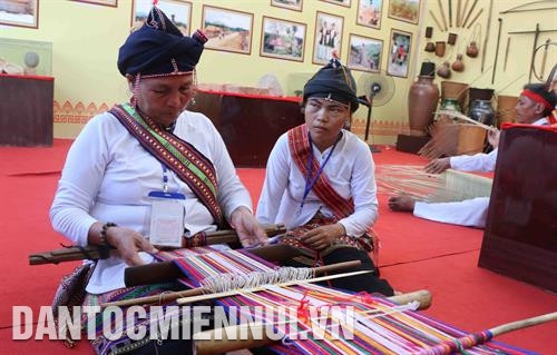 Nghệ nhân người Chăm Phú Yên trình diễn dệt thổ cẩm. Ảnh: Phạm Cường Nhân dịp này, Phó Thủ tướng Chính phủ Vũ Đức Đam đã trao Bằng di tích Quốc gia đặc biệt đối với Di tích kiến trúc nghệ thuật Tháp Nhạn. Đây là di tích thuộc nền văn hóa Champa có niên đại từ thế kỷ XI ở thành phố Tuy Hòa. Ảnh: Phạm Cường Nghệ nhân người Chăm Phú Yên trình diễn dệt thổ cẩm. Ảnh: Phạm Cường Nhân dịp này, Phó Thủ tướng Chính phủ Vũ Đức Đam đã trao Bằng di tích Quốc gia đặc biệt đối với Di tích kiến trúc nghệ thuật Tháp Nhạn. Đây là di tích thuộc nền văn hóa Champa có niên đại từ thế kỷ XI ở thành phố Tuy Hòa. Ảnh: Phạm Cường