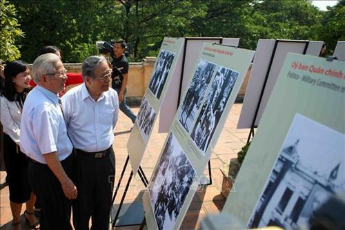 Khách tham quan triển lãm trong ngày khai mạc. Ảnh: Thanh Tùng-TTXVN