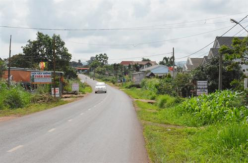 Tuyến đường trung tâm của xã Dliê Yang được trải nhựa bằng phẳng. Ảnh: Tuấn Anh – TTXVN Tuyến đường trung tâm của xã Dliê Yang được trải nhựa bằng phẳng. Ảnh: Tuấn Anh – TTXVN