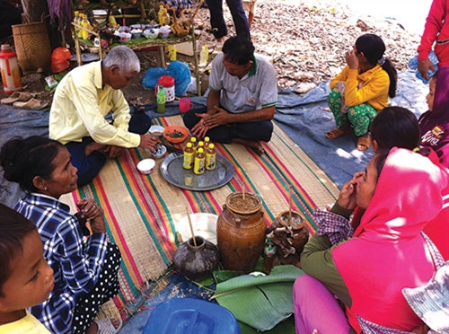 Già làng và thầy cúng đang hành lễ.