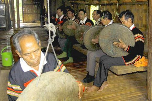 Tiếng chiêng ngân vang trong suốt thời gian làm lễ và trong phần hội. Ảnh: H.H