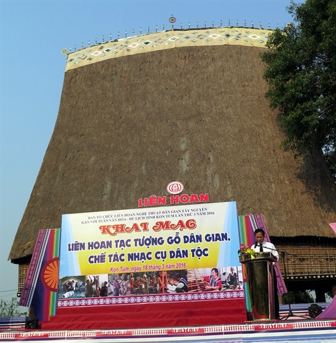 Ông Lại Xuân Lâm - Phó Chủ tịch UBND tỉnh Kon Tum tuyên bố khai mạc Liên hoan tạc tượng dân gian, chế tác nhạc cụ dân tộc. Ảnh: Cao Nguyên- TTXVN Ông Lại Xuân Lâm - Phó Chủ tịch UBND tỉnh Kon Tum tuyên bố khai mạc Liên hoan tạc tượng dân gian, chế tác nhạc cụ dân tộc. Ảnh: Cao Nguyên- TTXVN