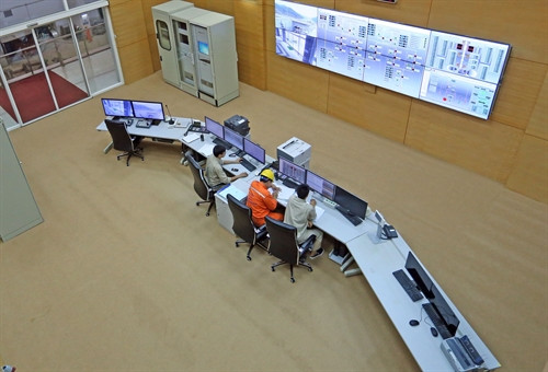 Phòng điều khiển trung tâm của nhà máy. Phòng điều khiển trung tâm của nhà máy.