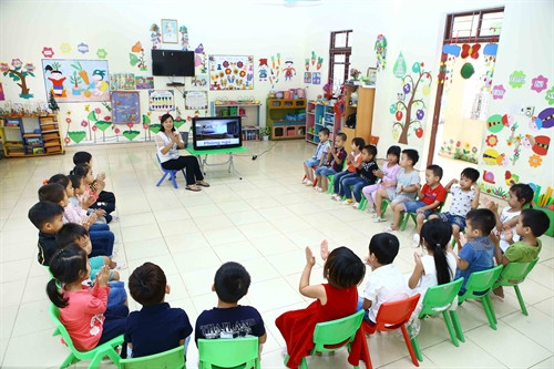 Sử dụng màn hình tivi kết nới với máy tính trong tiết học làm quen, nhận biết hình ảnh của lớp mẫu giáo 5 tuổi, trường Mầm non thị trấn Cô Tô, huyện đảo Cô Tô, tỉnh Quảng Ninh. Ảnh: Minh Quyết – TTXVN