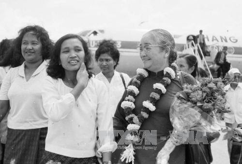 Đồng chí Nguyễn Thị Định, Uỷ viên Trung ương Đảng, Chủ tịch Hội Liên hiệp Phụ nữ Việt Nam sang dự Hội nghị Thi đua "5 tốt" toàn quốc lần thứ nhất của Hội Phụ nữ Campuchia (28/02/1985). Ảnh: Tư liệu TTXVN Đồng chí Nguyễn Thị Định, Uỷ viên Trung ương Đảng, Chủ tịch Hội Liên hiệp Phụ nữ Việt Nam sang dự Hội nghị Thi đua "5 tốt" toàn quốc lần thứ nhất của Hội Phụ nữ Campuchia (28/02/1985). Ảnh: Tư liệu TTXVN