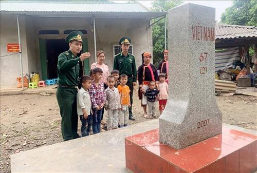 Cột mốc 67(2) là niềm tự hào của người dân bản Hùng Pèng, xã Ma Ly Pho, huyện Phong Thổ (Lai Châu). Ảnh: Việt Hoàng – TTXVN Cột mốc 67(2) là niềm tự hào của người dân bản Hùng Pèng, xã Ma Ly Pho, huyện Phong Thổ (Lai Châu). Ảnh: Việt Hoàng – TTXVN
