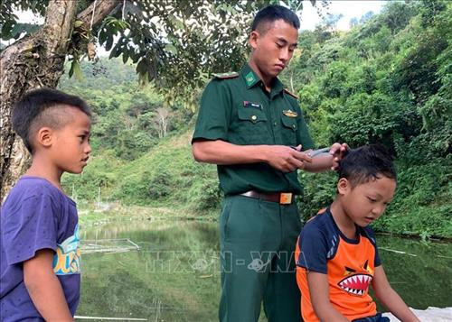 Các chiến sĩ “quân hàm xanh” tỉnh Lai Châu chăm sóc trẻ em vùng biên giới. Ảnh: Việt Hoàng - TTXVN Các chiến sĩ “quân hàm xanh” tỉnh Lai Châu chăm sóc trẻ em vùng biên giới. Ảnh: Việt Hoàng - TTXVN