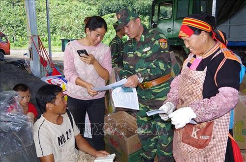 Lực lược Biên phòng thực hiện nhiệm vụ tuyên truyền chủ trương chính sách tới bà con. Ảnh: Việt Hoàng – TTXVN Lực lược Biên phòng thực hiện nhiệm vụ tuyên truyền chủ trương chính sách tới bà con. Ảnh: Việt Hoàng – TTXVN