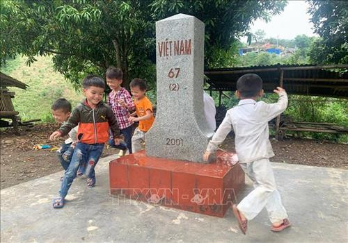 Cột mốc lát đá hoa, dọn dẹp sạch sẽ là chỗ vui chơi của các cháu nhỏ trong bản Hùng Pèng. Ảnh: Việt Hoàng - TTXVN Cột mốc lát đá hoa, dọn dẹp sạch sẽ là chỗ vui chơi của các cháu nhỏ trong bản Hùng Pèng. Ảnh: Việt Hoàng - TTXVN