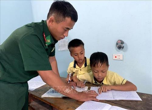Em Vàng Lò Hừ ở bản Xà Hồ, Ky Hừ Đư ở bản Pa Ủ, xã Pa Ủ, huyện Mường Tè (Lai Châu) học sinh lớp 4, mồ côi cả cha và mẹ được Bộ độ Biên phòng nhận về nuôi ăn học. Ảnh: Việt Hoàng – TTXVN Em Vàng Lò Hừ ở bản Xà Hồ, Ky Hừ Đư ở bản Pa Ủ, xã Pa Ủ, huyện Mường Tè (Lai Châu) học sinh lớp 4, mồ côi cả cha và mẹ được Bộ độ Biên phòng nhận về nuôi ăn học. Ảnh: Việt Hoàng – TTXVN