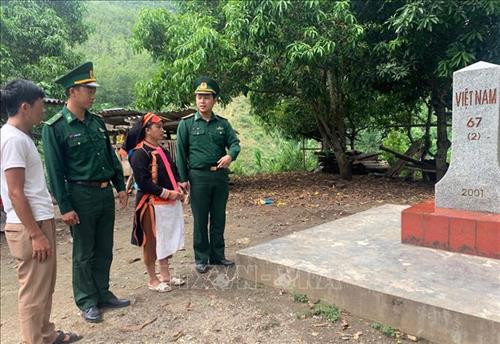 Gia đình anh Teo Văn Dự tự hào và ý thức bảo vệ cột mốc 67(2) bản Hùng Pèng, xã Ma Ly Pho, huyện Phong Thổ (Lai Châu). Ảnh: Việt Hoàng - TTXVN Gia đình anh Teo Văn Dự tự hào và ý thức bảo vệ cột mốc 67(2) bản Hùng Pèng, xã Ma Ly Pho, huyện Phong Thổ (Lai Châu). Ảnh: Việt Hoàng - TTXVN